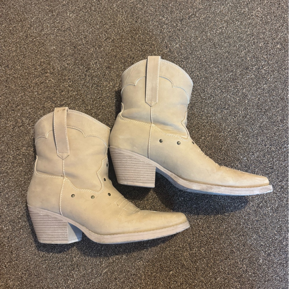 Kohl's Cream Cowboy Boots